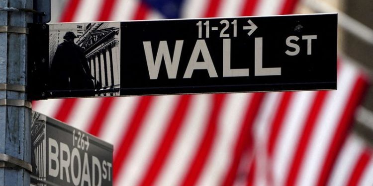 S&P 500 ends slightly higher but banks and energy weigh