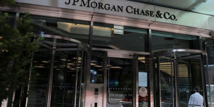 JPMorgan sees 15% jump in investment banking fees in third quarter