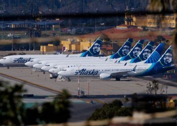 Alaska Air raises profit forecast on summer demand, outage-linked bookings