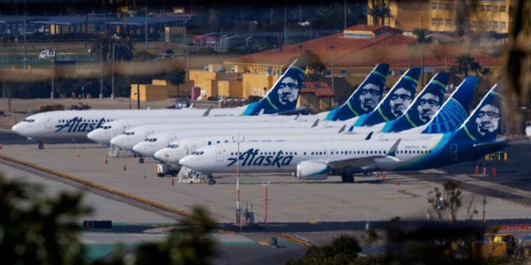 Alaska Air raises profit forecast on summer demand, outage-linked bookings