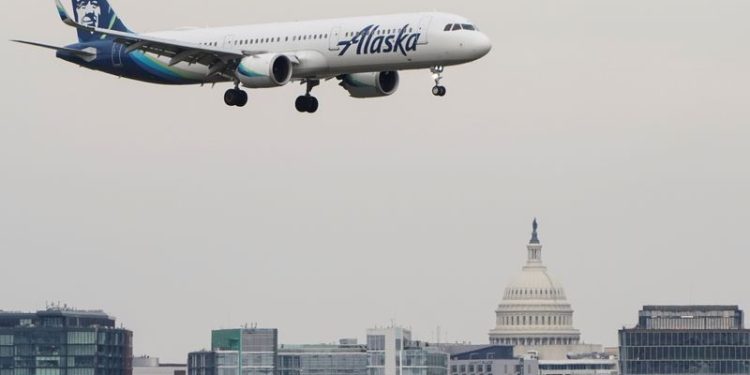 Alaska Airlines, Hawaiian can close merger deal, DOT says