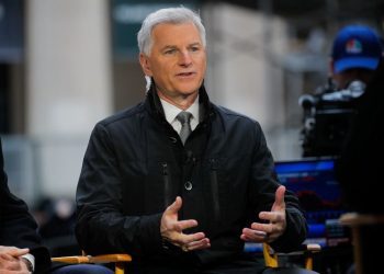 Exclusive-Activist Elliott tells Southwest Air mechanics it still wants CEO’s ouster, memo says