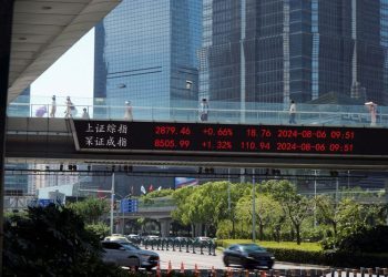 Dollar dips, stocks steady as traders brace for Fed easing