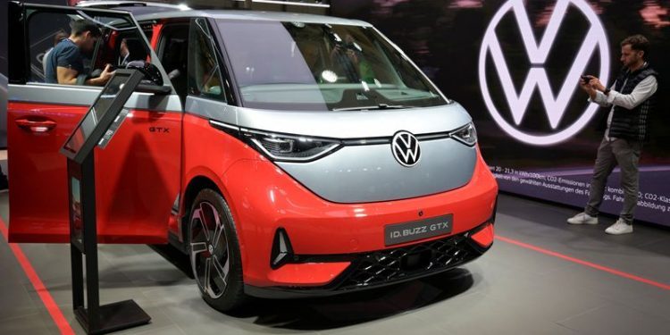 Analysis-Investors shun European car stocks despite rock bottom valuations