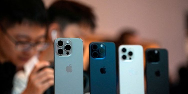 Foreign smartphone sales in China drop 12.7% in August, data show