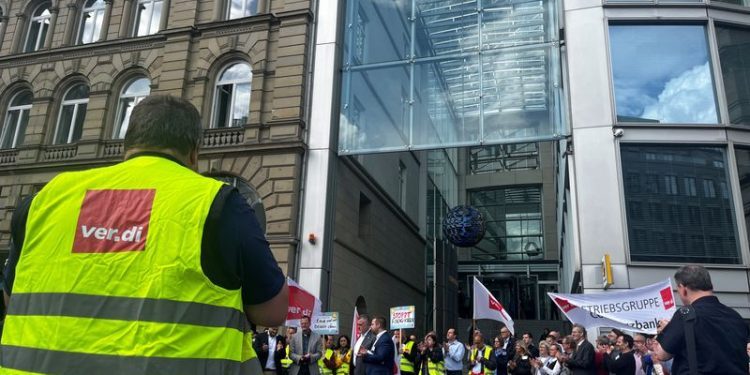 Germany on the defensive as UniCredit gains some support for Commerzbank talks