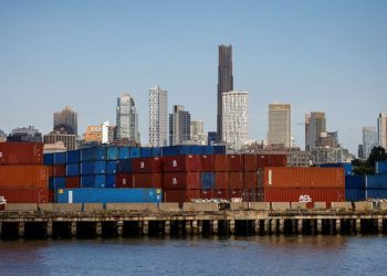 US ports extend delivery hours as strike threat looms