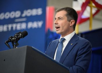 US officials urge freight railroads to guarantee paid sick leave