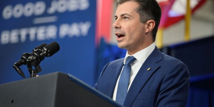 US officials urge freight railroads to guarantee paid sick leave