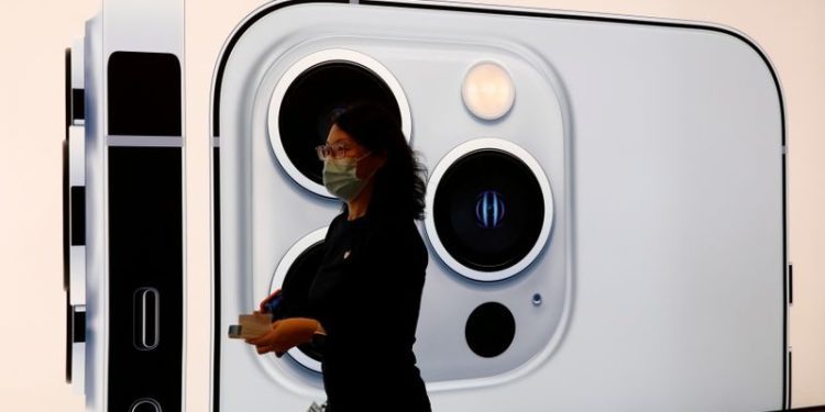 Barclays sees muted demand for iPhone 16