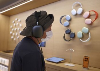 Oracle, Apple Lead Afternoon Market Cap Stock Movers Monday