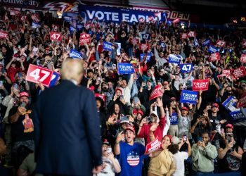 Trump pitches aid for Detroit automakers amid electoral battle for Midwest