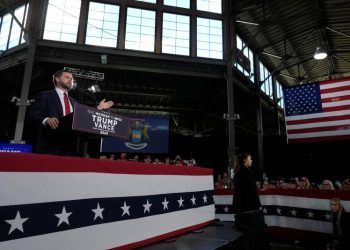 At Vance events, a back-and-forth with media is red meat for the crowd