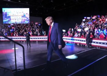 Faulty mic derails Detroit rally as Trump courts city he insulted