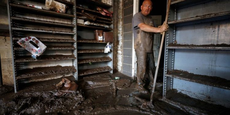 US lets Starlink provide direct-to-cell coverage for hurricane-hit areas