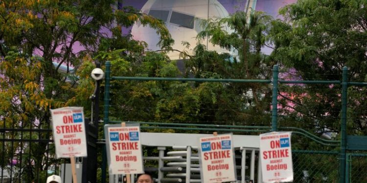 Boeing fine-tunes job cuts as major buyer slams 777X jet delay