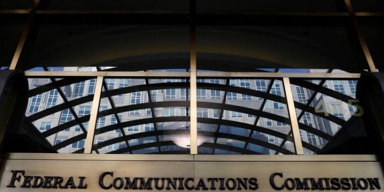 US FCC opens probe into broadband firm caps on internet data use