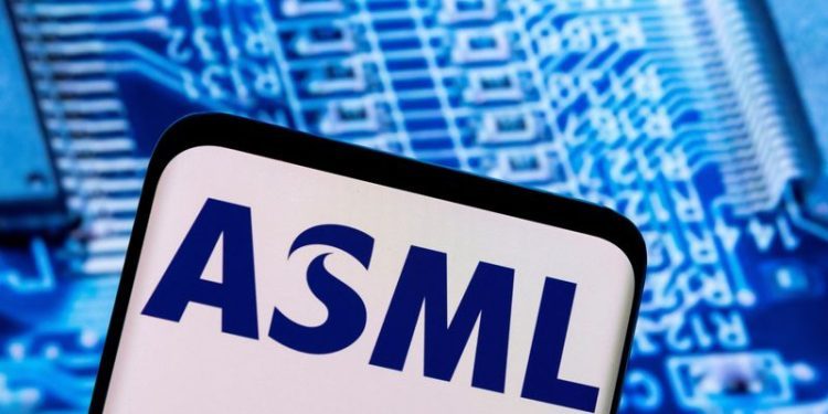 ASML reports accidental earnings disclosure to Dutch market regulator