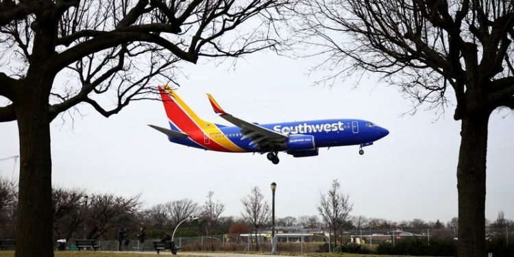 Activist Elliott, Southwest Airlines to begin settlement discussions, Bloomberg News reports