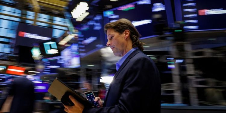 Wall St muted as investors pause ahead of big corporate earnings