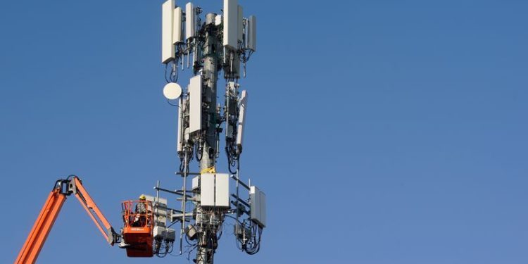 Verizon misses quarterly revenue estimates on fewer device upgrades