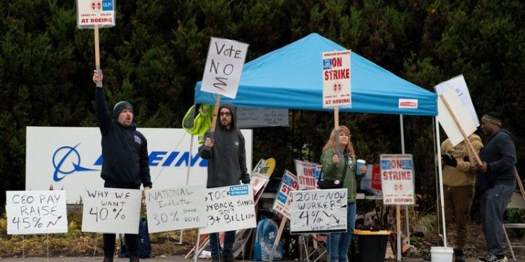 White House urges Boeing, striking union to work to reach deal