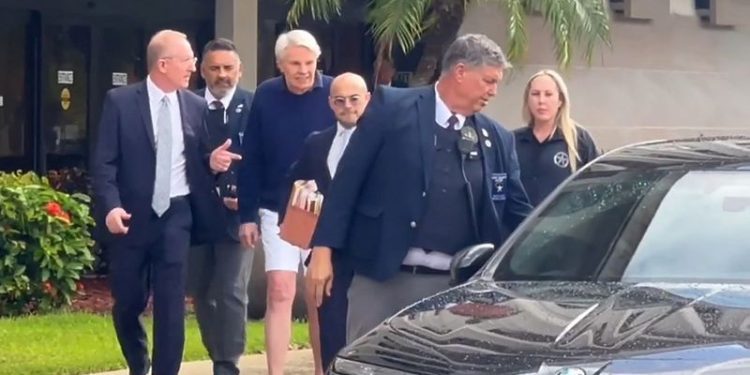 Former Abercrombie CEO Jeffries to enter plea in sex trafficking case