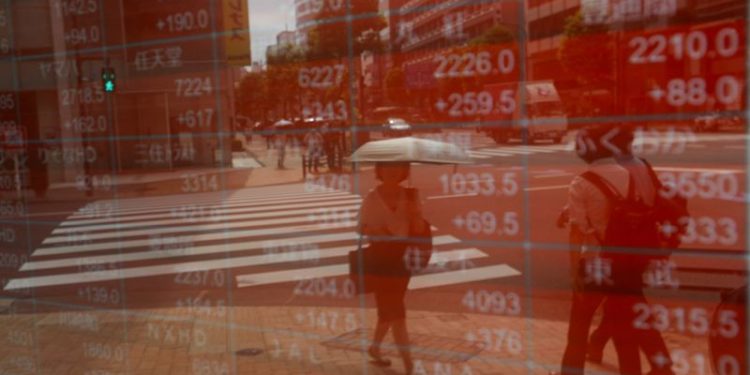 Asian stocks mixed, dollar drifts before megacap earnings, jobs data