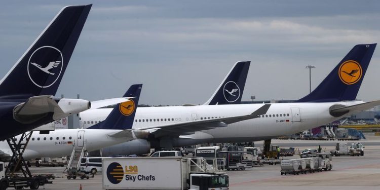 Lufthansa reports 9% drop in third-quarter profit as core brand struggles
