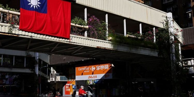 Taiwan stocks lower at close of trade; Taiwan Weighted down 2.62%