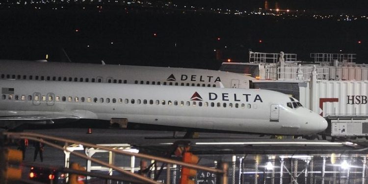 Delta Air Lines issues long-term growth targets, bets on premium travel