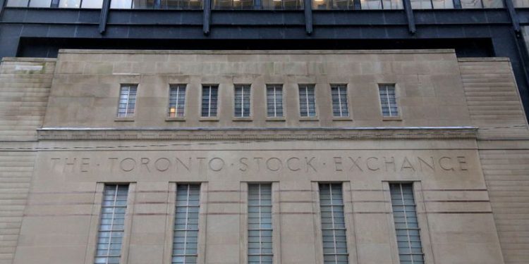 Energy shares help lift Toronto market to fresh record high