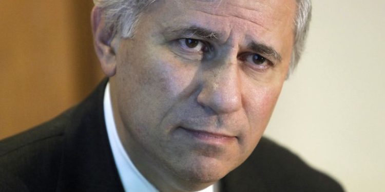 US bank regulator Gruenberg to retire in January, clearing way for Trump picks