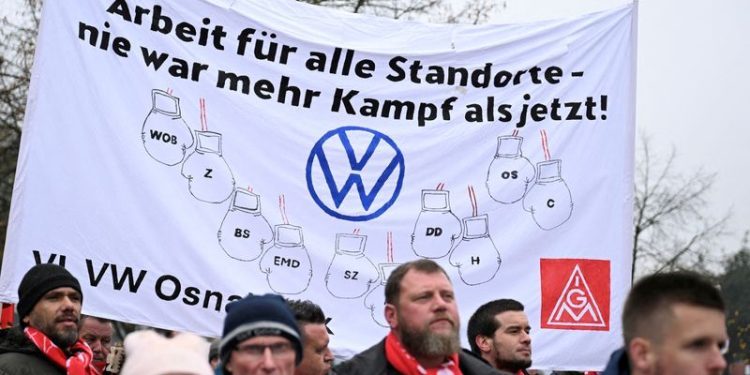 VW union demands ‘big step’ from management as strikes loom