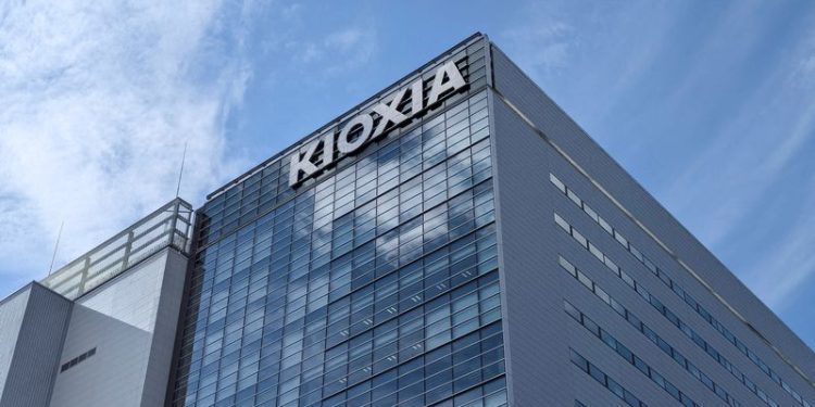 Kioxia’s market value set at $4.9 billion in IPO
