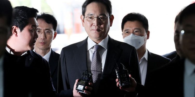 South Korea prosecutors seek 5-yr jail term for Samsung Elec chief in appeals case
