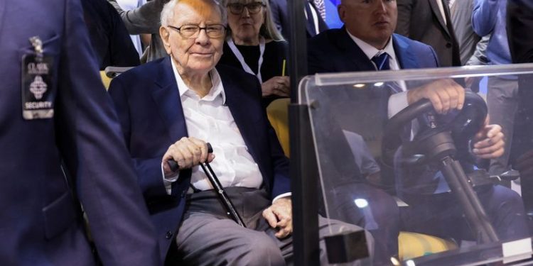 Buffett refines plans for his fortune, donates more Berkshire shares