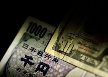 Asia FX fragile with dollar upbeat ahead of PCE data; yen hits 5-mth low