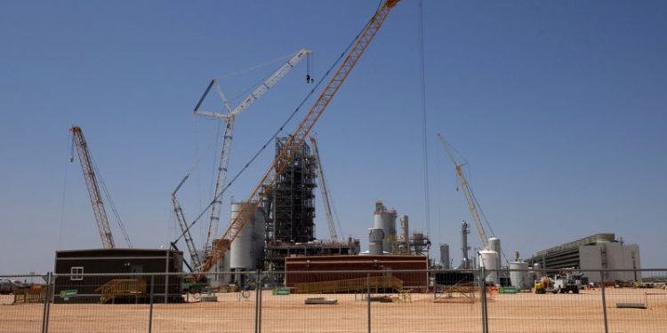 Analysis-Earthquakes and blowouts undermine case for carbon storage in Texas