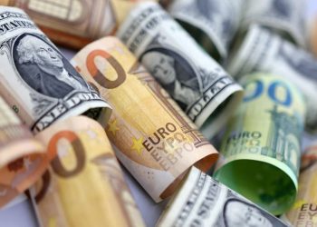 Dollar holds firm as traders bet on cautious Fed in 2025