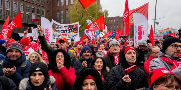 VW, unions resume last-ditch round of talks for the year on cost cuts