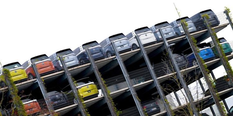 Volkswagen, unions continue talks over plant closures and pay cuts, sources say