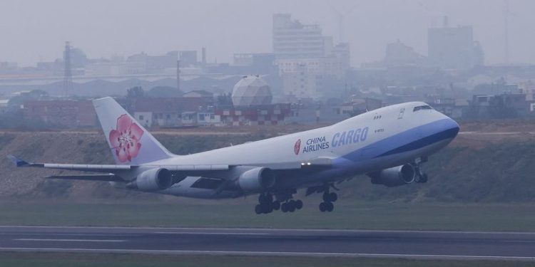Taiwan’s China Airlines splits $11.9 billion aircraft deal between Boeing and Airbus