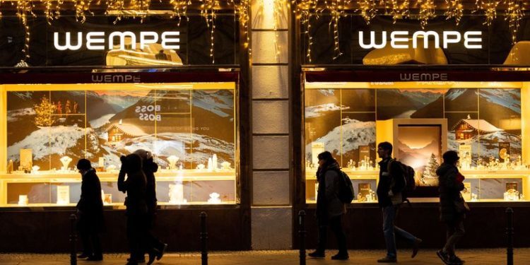 German retailers more pessimistic in holiday season, Ifo says