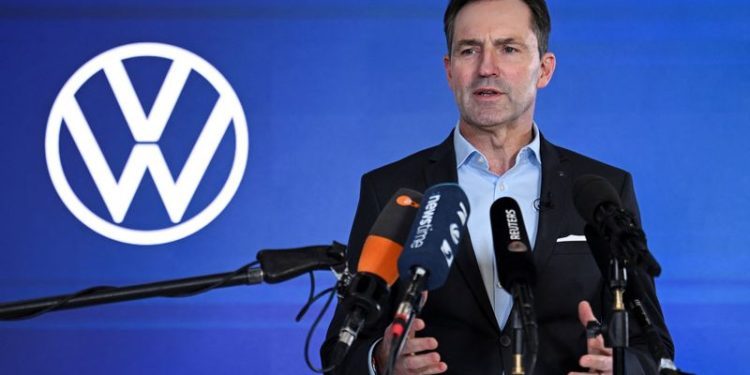 Factbox-The main points of Volkswagen’s deal with unions on German sites and jobs