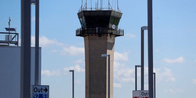 US agency warns extended government shutdown could lead to long lines at airports