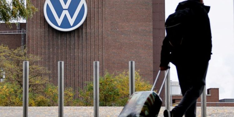 VW managers to get 10% pay cut in plan to slash bonuses, German newspaper reports