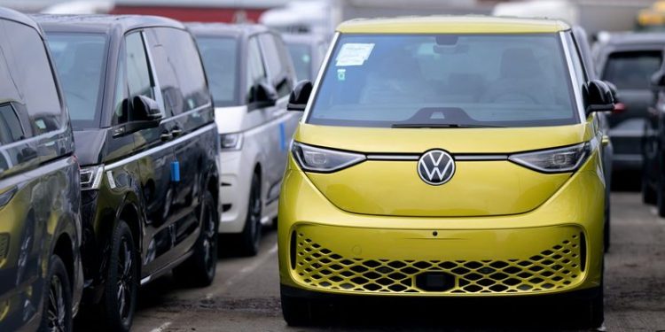 Volkswagen shares fall as markets struggles to digest unions deal