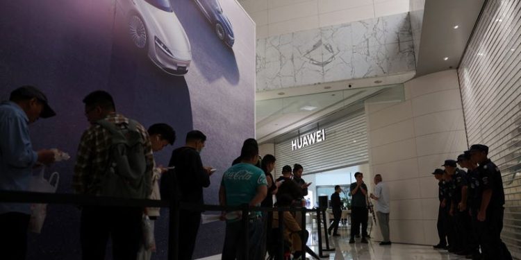 Huawei cuts prices of a variety of high-end devices