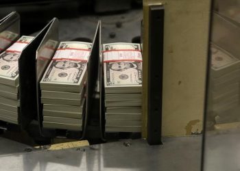 Dollar edges lower as yields slips; hefty annual gain likely